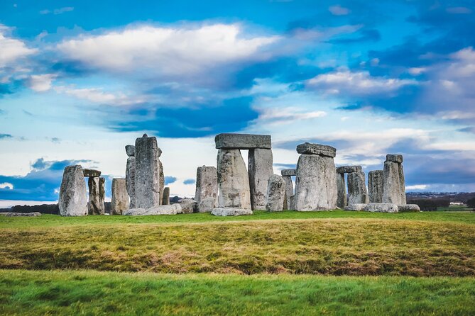 Stonehenge & the Cotswolds Including Admission from Bath - Avebury: a more open and human stone circle
