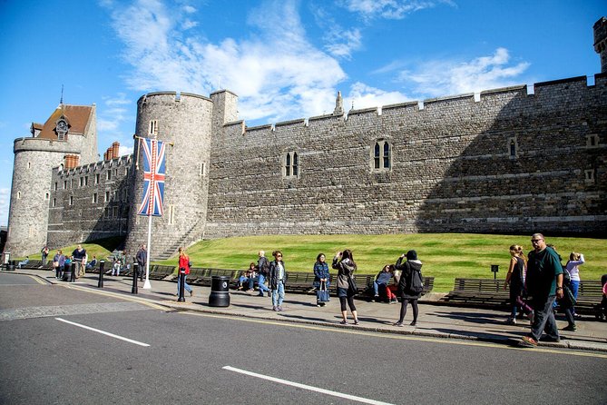 Summer Special: Buckingham Palace & Windsor Castle Tour - Returning to London past Harrods