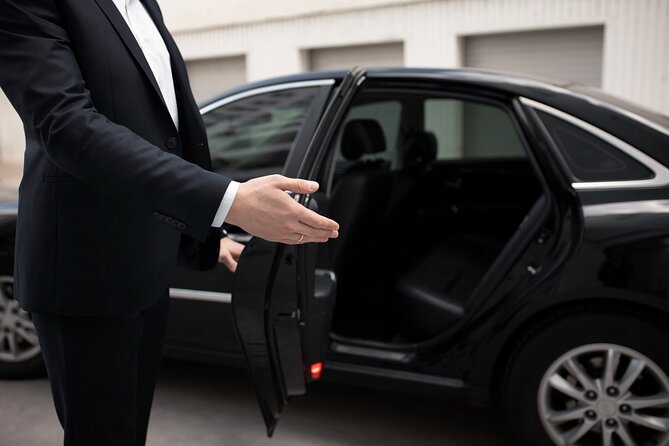 Taxi: Heathrow Airport To or From London - A private saloon car for the ride into London