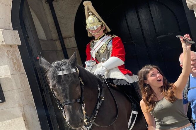 The Changing of the Guard Tour and Buckingham Palace - Ending at Trafalgar Square