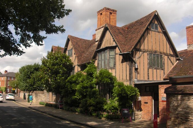 The WalkTalkShow.co.uk - Guided Tour of Stratford upon Avon - Meeting the tour at the Royal Shakespeare Theatre