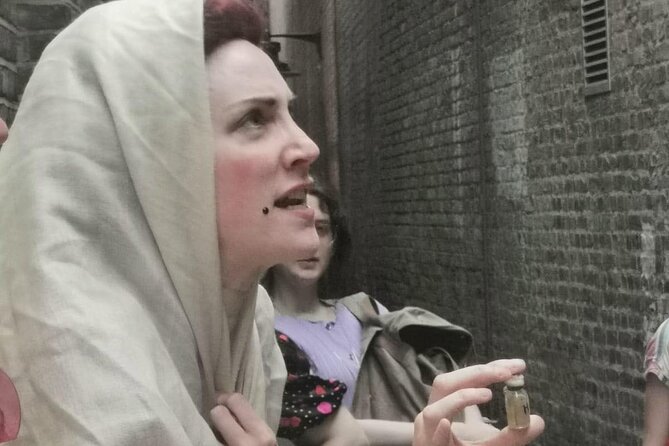 Theatrical Walking Tour with Harlots, Strumpets and Tarts - Why the small group makes a difference