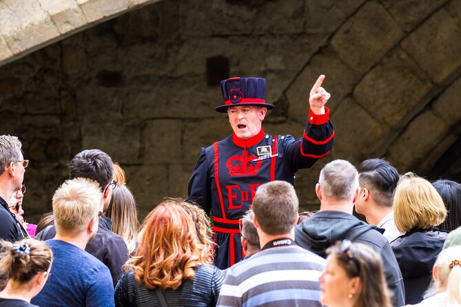 Tower of London: Crown Jewels & Beefeater Opening Ceremony - Meeting the Beefeater at the opening ceremony