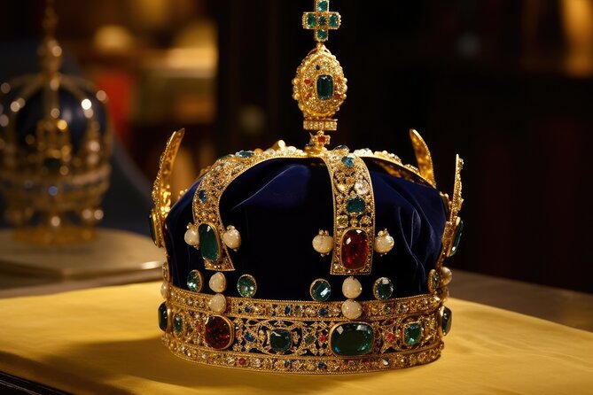 Tower of London Guided Tour, Crown Jewels, Tower Bridge - Beefeaters, ravens, and the atmosphere inside