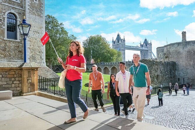 Tower of London: Guided Tour with Thames River Cruise - The Crown Jewels and the moving walkway