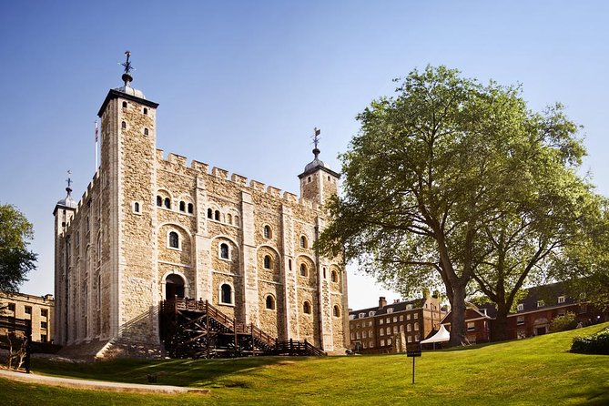 Tower of London with London Hop-On Hop-Off Tour and River Cruise - The central London route: palaces, parks, and the West End