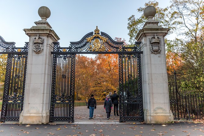Unique London Walk: Secrets of Mayfair - Private Tour - St. James’s Palace and London’s entertaining side