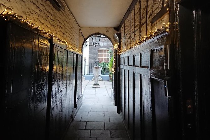 Unique London Walk: Secrets of Mayfair - Private Tour - Starting in Mayfair with fashion and Victorian detail
