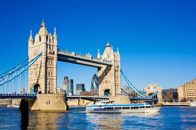VIP Early Access: Opening Ceremony Tower of London & Bridge Entry - History with a guide instead of an audio headset