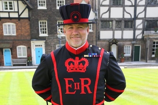 VIP Tower of London and Crown Jewels Tour with Private Beefeater Meet & Greet - The Crown Jewels and the 1661 regalia
