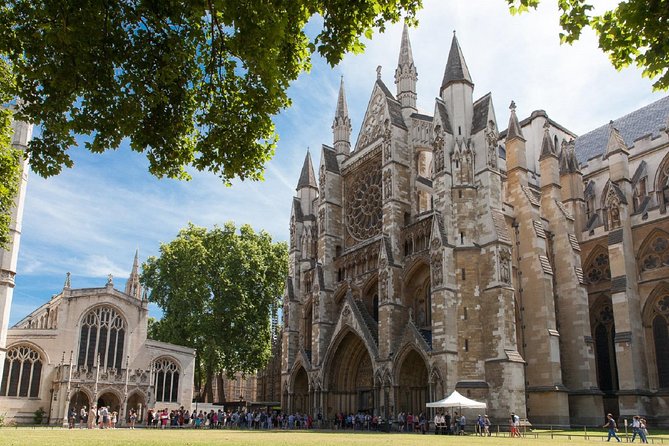 Westminster Abbey Priority Access & Big Ben, Buckingham Tour - St. James’s Park provides a quieter link