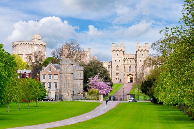 Windsor Castle, Stonehenge and Oxford Day Guided Tour from London - Windsor Castle brings royal grandeur first